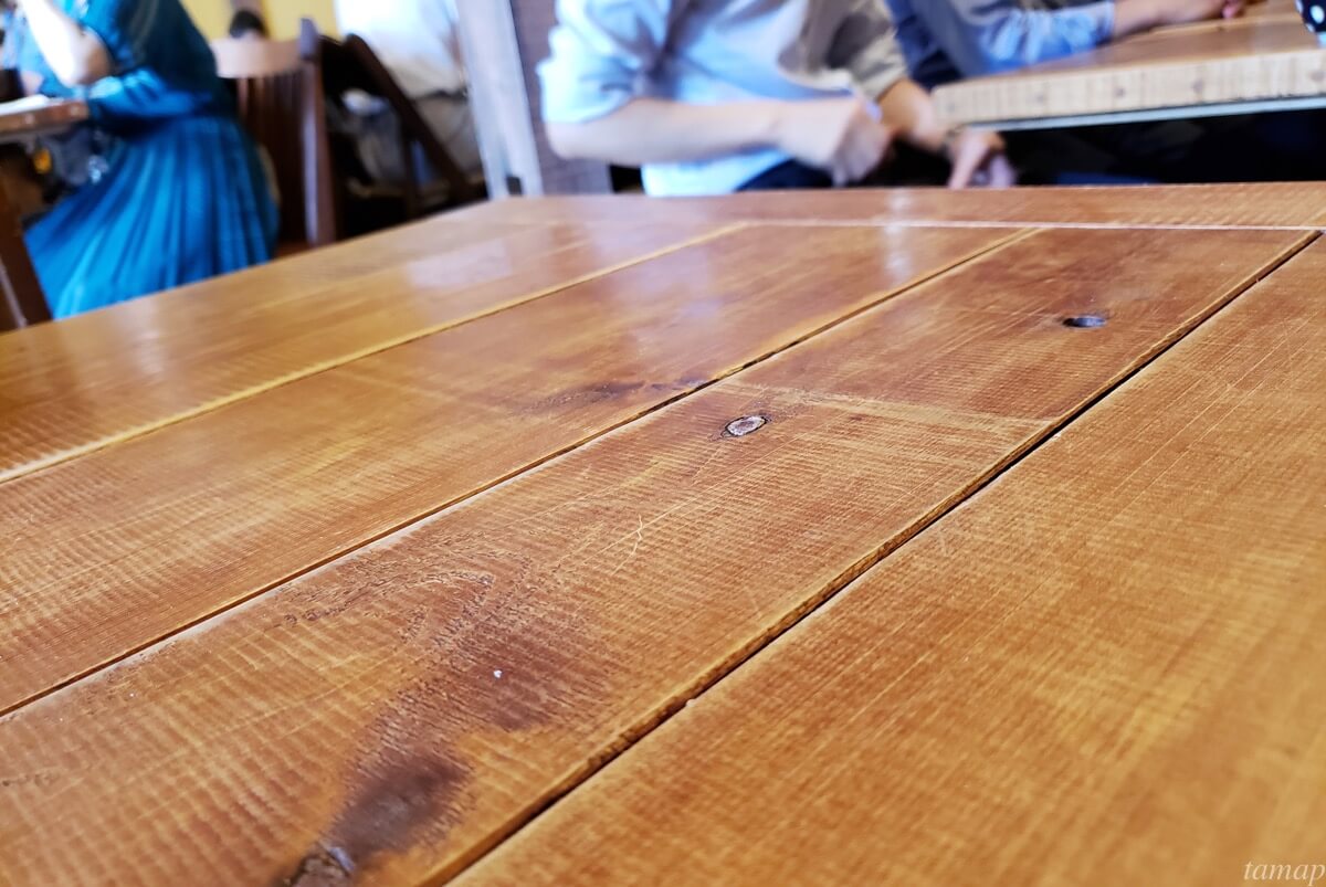 菊松食堂のテーブル