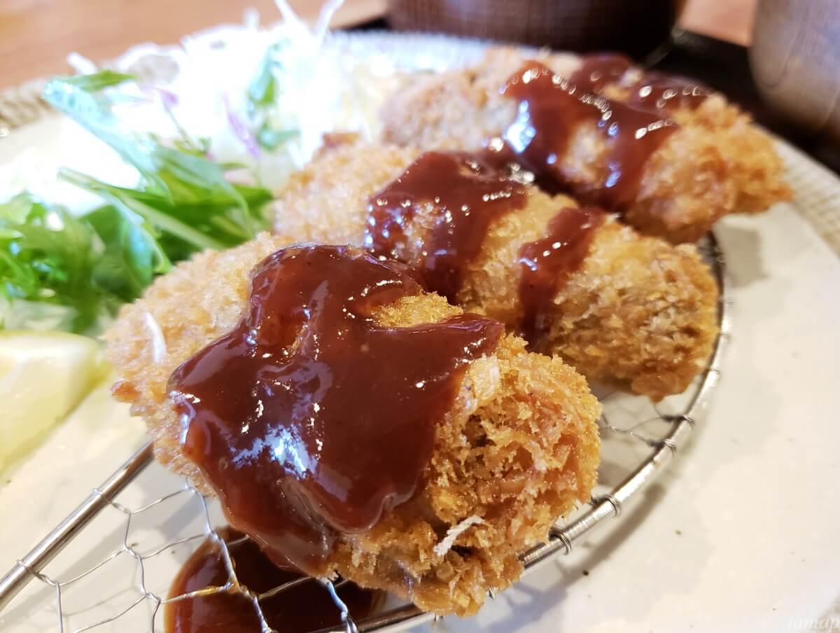 菊松食堂の牡蠣フライのソースかけたところ