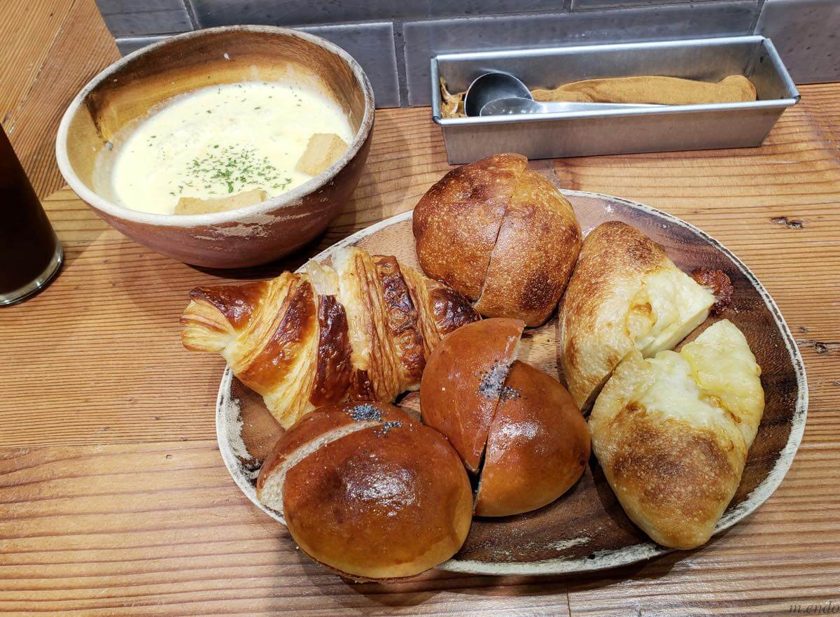 Sestoのパン山盛りとコーンスープ