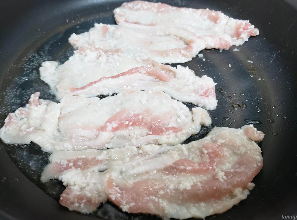 豚肉の塩麹焼をフライパンで焼いているところ