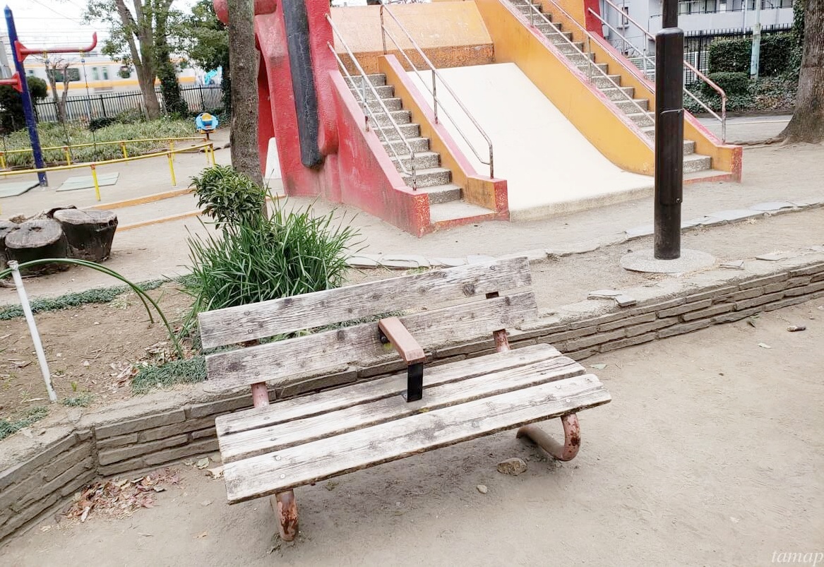 オニ公園のベンチ